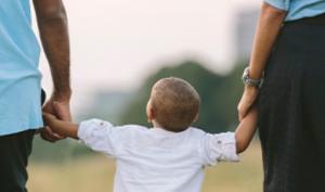 Una pareja pasando tiempo para compartir en familia con su hijo