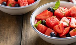 Tazones con sandía y fresas que son frutas con mayor contenido de agua