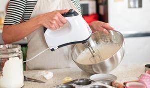 Pastelera bate deliciosa crema para postres sin azúcar