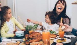 Familia practica algunos de los 10 hábitos saludables como comer balanceado y compartir tiempo