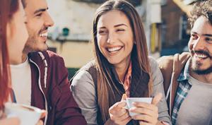 Grupo de amigos comparte una taza de café luego de comer balanceado para fortalecer sus relaciones sociales