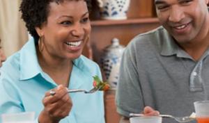 Familia de cuatro miembros disfruta de una comida balanceada para la noche