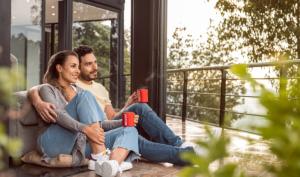 Pareja tomando un café NESCAFÉ® en un balcón