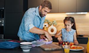 Papá empacando las onces para su hija