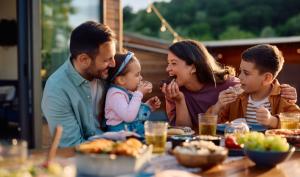 Familia comiendo en familia