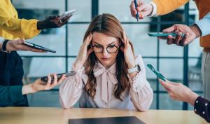 Mujer estresada en el trabajo y necesita hábitos saludables