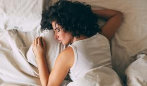 Mujer durmiendo en una cama
