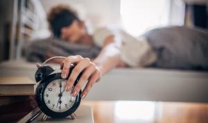 Mujer apagando la alarma para inicia su mañana
