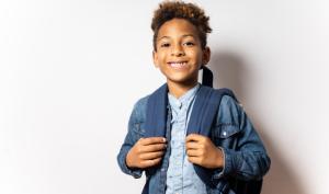 Niño saliendo del colegio al tiempo de receso escolar