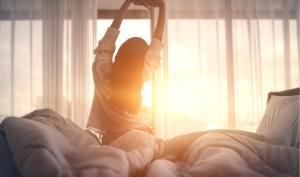 Mujer despertando en la mañana lista para hacer sus rituales