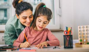 Mamá ayudando a estudiar a su hija