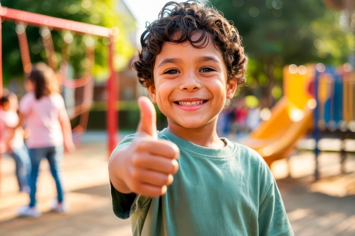 Niño sonriendo mientras toma un descanso de estudio