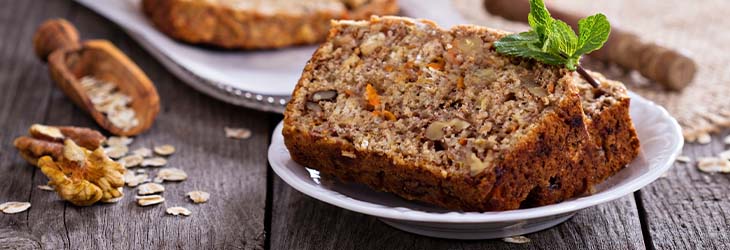 Tajadas de torta de zanahoria con frutos secos que aporta diferentes nutrientes