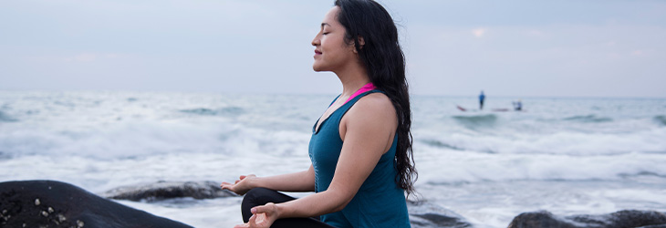 Mujer meditando para gestionar sus emociones